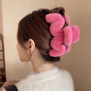 Eleganter großer rosa Plüsch-Haarclip für Damen, ideal für Hochsteckfrisuren