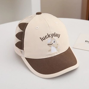 Détail de la casquette dinosaure pour bébé avec filet respirant et aileron 3D décoratif