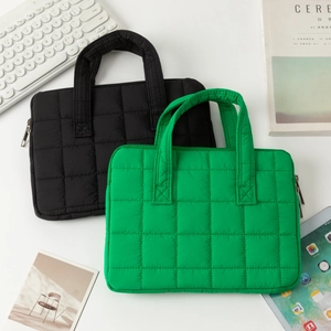 Housses matelassées pour ordinateur portable en nylon noir et vert citron sur un bureau