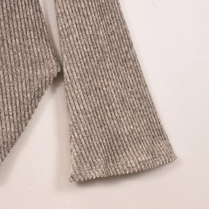 Dettaglio della trama in maglia a coste grigio neutro con materiale elastico spesso