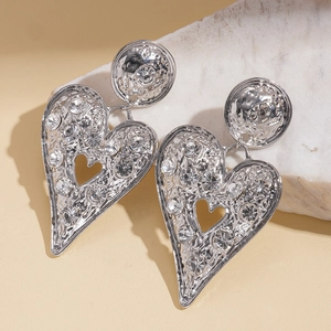 Détails de grandes boucles d'oreilles pendantes en forme de cœur avec strass brillants
