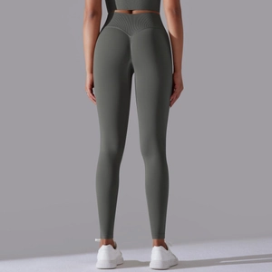Detailansicht der nahtlosen High-Waist-Yogahose in Salbeigrün mit V-förmiger Rückennaht