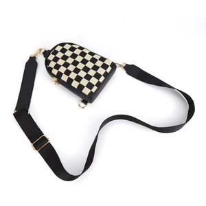 Détail du sac bandoulière à damier avec large sangle en nylon et finitions métalliques dorées
