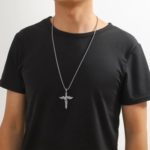 Détail d'un collier pour homme en acier inoxydable avec pendentif épée ailée et chaîne