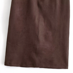 Gros plan sur le daim marron avec coutures soignées et texture mate sur la jupe trapèze