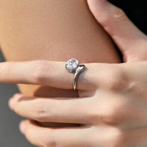 Bague en argent massif S925 avec solitaire ovale scintillant et anneau serpentin
