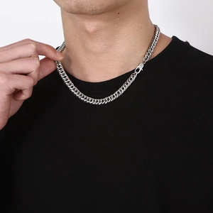 Collier chaîne à maillons en acier titane argenté porté par un mannequin homme