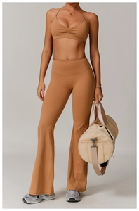 Détail du pantalon de yoga évasé à taille haute et brassière de sport col en V caramel