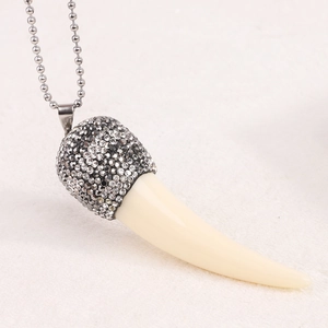 Vintage Wolf Tooth Pendant Necklace Resin Ivory Imitation Rhinestone Inlaid Metal Cap Retro Punk Style Ball Chain