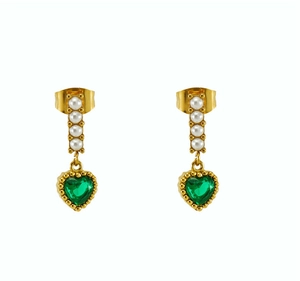 Dettaglio di orecchini in oro 18K con perle bianche e pietre preziose cuore verdi