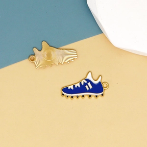 Details von Sneaker-Anhängern aus Gold und blauer Emaille für DIY-Schmuckzubehör