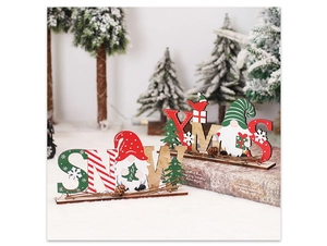 Dettaglio di decorazioni natalizie in legno XMAS e SNOW con gnomi e pigne naturali