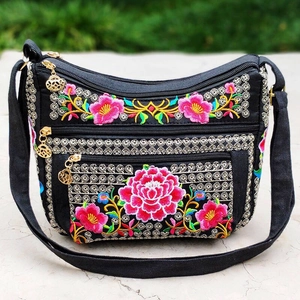 Borsa a tracolla etnica in tela nera con ricami di peonie rosa e ciondoli dorati