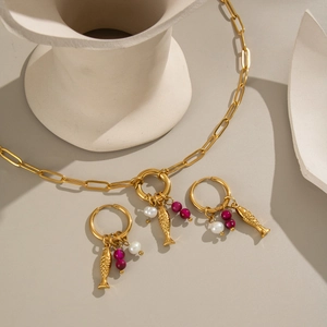 Details des böhmischen Gold-Halsketten- und Ohrring-Sets mit Perlen und Fisch-Anhängern