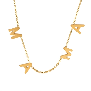 Collier avec pendentif lettres MAMA doré poli, cadeau de fête des mères sur fond blanc