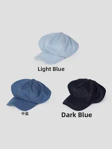 Trois nuances de casquettes en denim bleu clair, moyen et foncé avec coutures jaunes