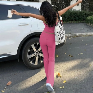Vista posteriore del set due pezzi rosa con top all'americana e pantaloni a zampa