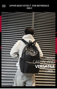 Scatto street style di uno zaino nero in pelle PU su un modello con sfondo industriale