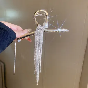 Pince à cheveux en métal argenté avec grande perle blanche et glands en strass