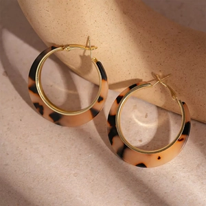 Boucles d'oreilles créoles géométriques en résine léopard rétro avec clips dorés chics