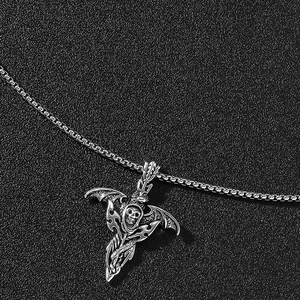 Vue détaillée du pendentif faucheuse gothique en acier argenté sur chaîne box