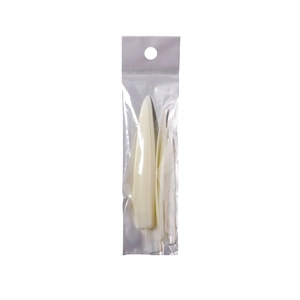 Unghie finte stiletto extra lunghe bianco crema per esposizione professionale nei saloni