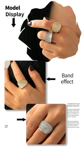 Primer plano detallado de anillos anchos dorados y plateados con micro-circones brillantes