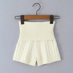 Détail d'un short taille haute en maille torsadée blanc cassé avec taille côtelée