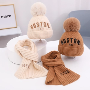 Detail der Strickstruktur für Kinder-Winterset mit Bommelmützen und passenden Boston-Schals