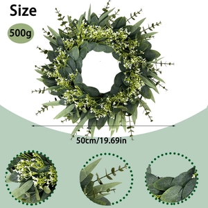 Détail d'une couronne d'eucalyptus avec fleurs blanches et dimensions de 50 cm de diamètre