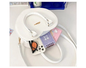 Sac blanc en forme de cœur avec texture croco montrant l'intérieur pour mobile et lunettes