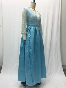 Détail du corsage en dentelle bleu clair et de la jupe en satin plissée pour robe de soirée