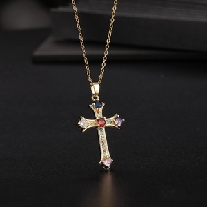 Collier en acier titane doré avec pendentif croix orné de pierres précieuses colorées