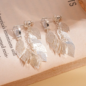 Boucles d'oreilles pampilles en argent avec feuilles évidées et zircon en goutte