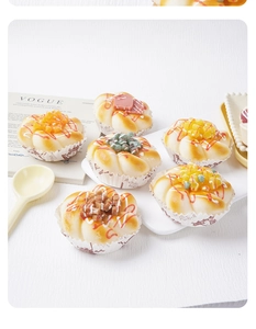 Dettaglio magneti per frigo a forma di cupcake in PU con decorazioni di frutta realistiche