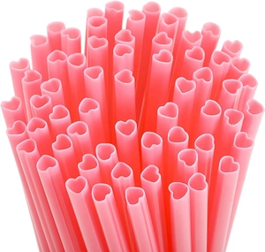 Primer plano de detalles de pajitas de plástico rosa en forma de corazón ecológicas