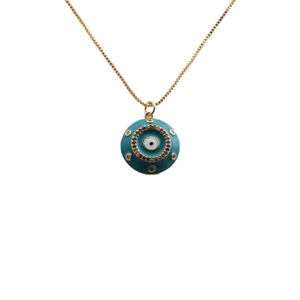 Collana occhio del male dorata con pendente turchese e cristalli colorati su sfondo bianco
