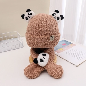 Dettaglio del set cappello e sciarpa panda in morbido pile marrone con orecchie 3D