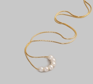 Minimalistische 18K Gold Perlenkette mit sechs runden Perlen an einer Schlangenkette