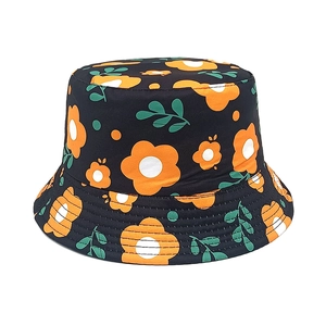 Détail du chapeau de soleil noir pour enfant avec motifs fleurs oranges et feuilles vertes