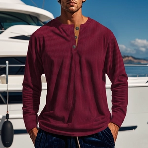 Detailaufnahme des burgunderroten Henley-Shirts aus Cord im Slim-Fit mit Knopfkragen