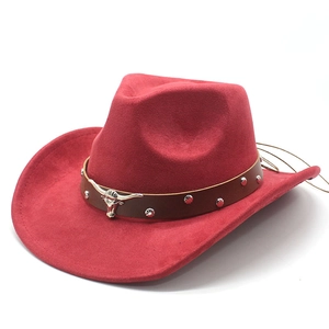 Détail du chapeau de cowboy rouge en suédine avec emblème de taureau et rivets