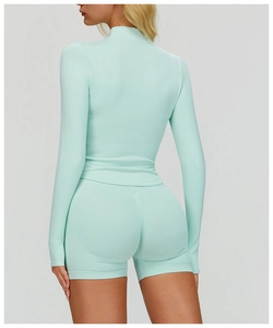 Vue arrière veste yoga verte à col montant côtelé et short à taille haute gainant