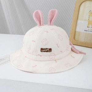 Détail du chapeau d'hiver pour bébé avec oreilles de lapin et étiquette LUCK