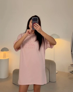 T-shirt rose oversize en coton avec slogan Love Every Day Therapy dans un intérieur