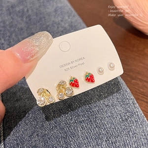 Set de tres pares de pendientes con cerezas de circonita, fresas rojas y perlas finas