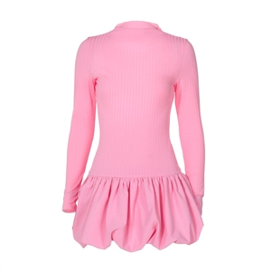 Robe rose à manches longues en maille côtelée avec coupe ajustée et ourlet à volants