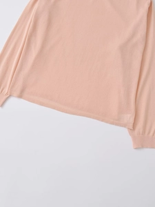Détail de l'ourlet et des poignets côtelés sur ce pull rose clair en maille fine