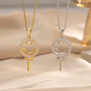 Collier sourire sucette en acier titane avec pierres de zircone étincelantes en or et argent