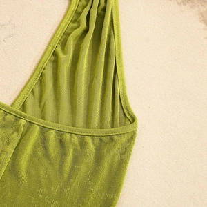 Vue macro du tissu côtelé vert avocat avec licou métallique et détails de texture textile
